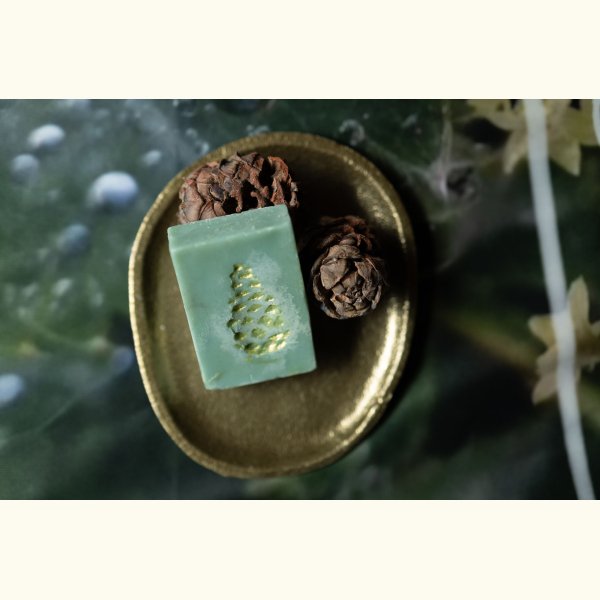 Naturseife Zirbe - mit Bio-Alpenzirbenöl, zum Duschen. Ein wunderbares Geschenk für deine Haut oder deine Lieben.