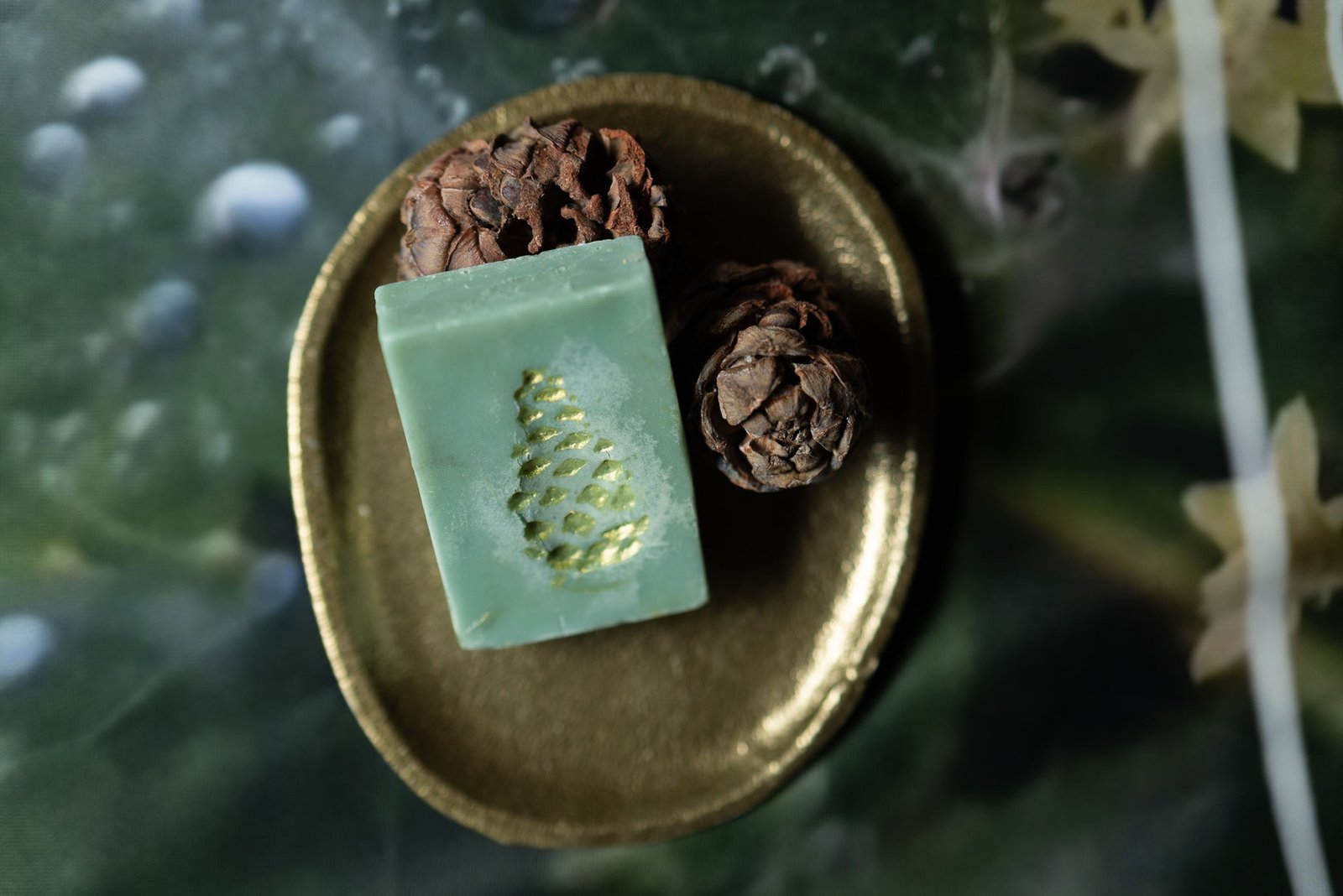 Naturseife Zirbe - mit Bio-Alpenzirbenöl, zum Duschen. Ein wunderbares Geschenk für deine Haut oder deine Lieben.